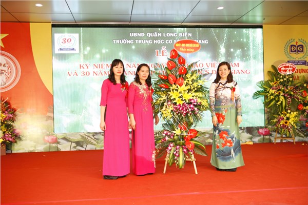 Đ.c Đinh Thu Hương - Phó chủ tịch UBND quận Long Biên tặng hoa chúc mừng nhà trường.JPG